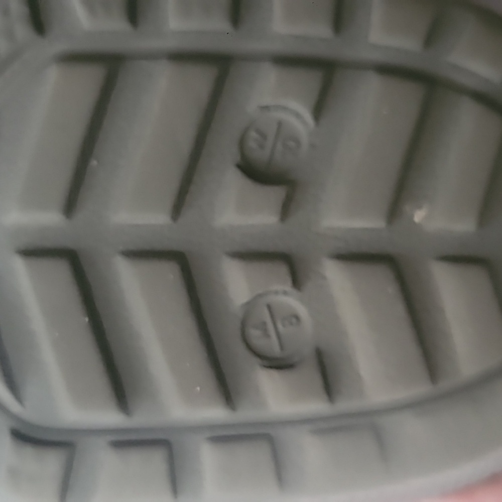 Classic Crocs Lined Fuzzy Warm Grey Charcoal Size 8 Women & 10 men's Slip Ons - Picture 6 of 7